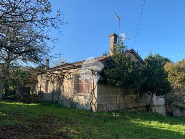 Casa en venta en Amoeiro. Casa para reformar en Loureiro, Amoeiro. Apartamento de 2 dormitorios, 1 baño, salón comedor y cocina. Finca de 9.200m2 con galp. Casas.