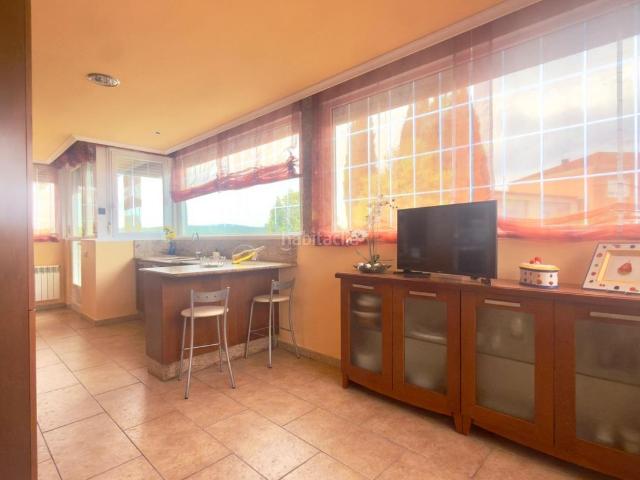 Casa en venta en Amoeiro. Increíble chalet con 4 habitaciones 3 baños terraza jardín y garaje para mas de 6 vehículos para entrar a vivir con las mejores ca. Casas.