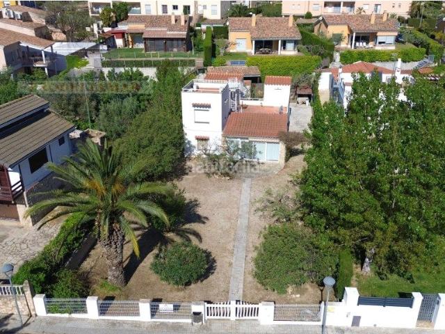 Casa en venta en Ampolla L´ Costa Dorada. Exclusiva oportunidad junto al mar para crear la vivienda de sus sueños. Casas Ampolla.