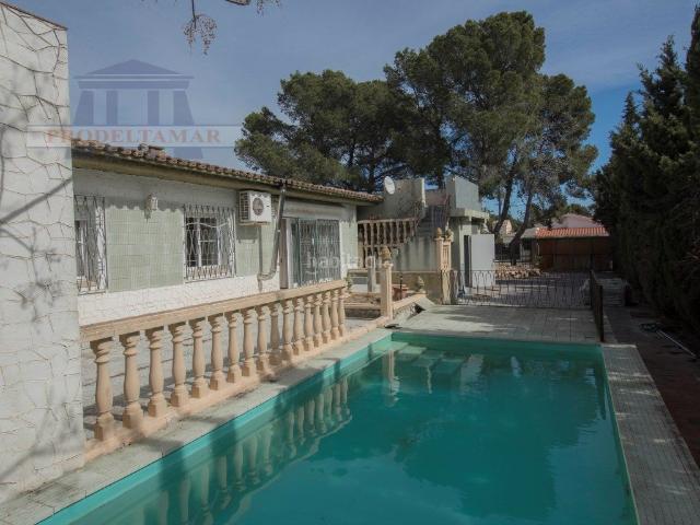 Casa en venta en Ampolla L´ Costa Dorada. villa con piscina a 150 m de la playa de Cap Roig !. Casas Ampolla.