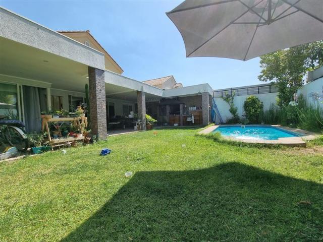 Casa en Venta en Amplia casa con piscina