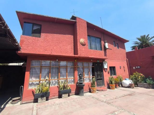 Casa en Venta en Ampliación Santa Catarina, Tláhuac,con Amplio Jardín y luz natural