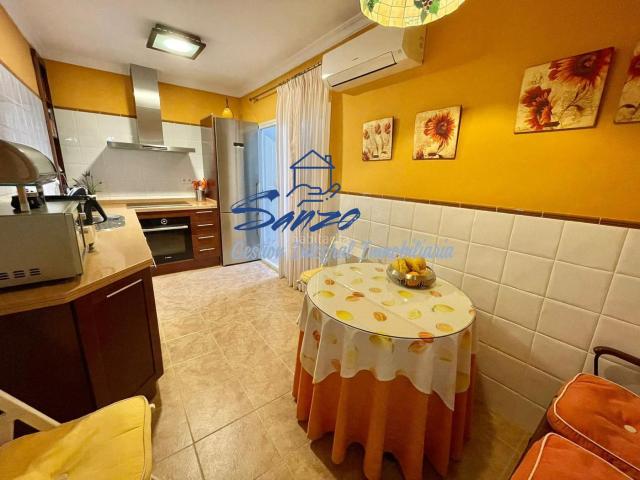 Casa en venta en Antequera, Centro. Casa con local comercial en pleno centro de Antequera. Casas.