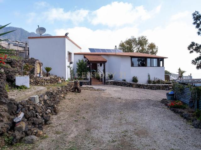 Casa en venta en Arafo. CASA INDEPENDIENTE CON TERRENO EN ARAFO. Casas.