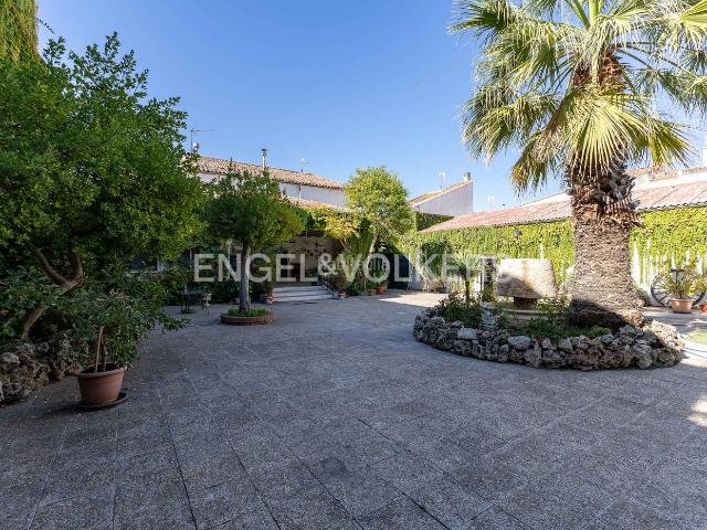 Casa en venta en Arganda del Rey, Centro. Magnífica propiedad histórica en terreno urbanizable con vivienda, bodegas y nave en Arganda del Rey. Casas Arganda del.
