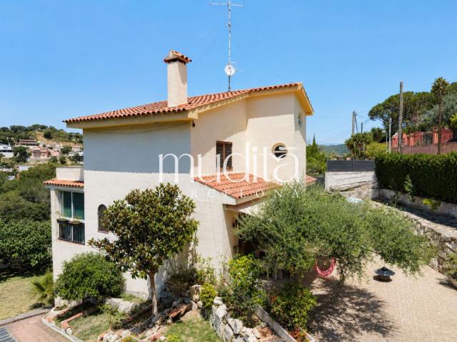 Casa en venta en Argentona, Urbanitzacions. Argentona con vistas, jardín y dos viviendas la casa que te da más por menos. Casas.