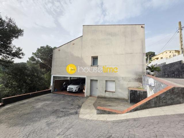 Casa en venta en Argentona, Urbanitzacions. CASA DIVIDIDA EN TRES PISOS. Casas.