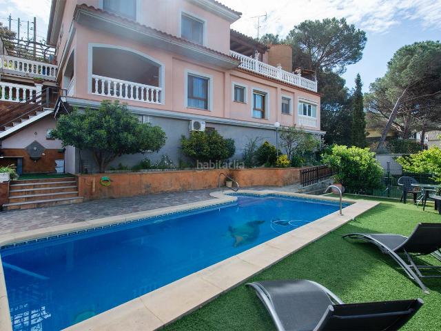 Casa en venta en Argentona, Urbanitzacions. Casa en venta en Argentona con 7 habitaciones, jardín y piscina, Barcelona. Casas.
