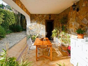Casa en venta en Argentona, Urbanitzacions. Casa perfecta para dos familias en Argentona. Con amplios espacios, terrazas y terreno para piscina. Casas.