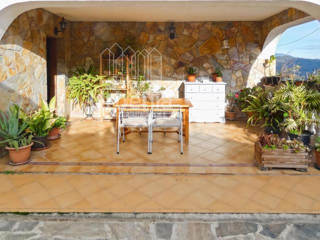Casa en venta en Argentona, Urbanitzacions. Casa perfecta para dos familias en Argentona. Con amplios espacios, terrazas y terreno para piscina. Casas.