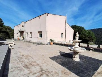 Casa en venta en Argentona, Urbanitzacions. Exclusiva finca en Can Cabot con tres viviendas independientes. Casas.