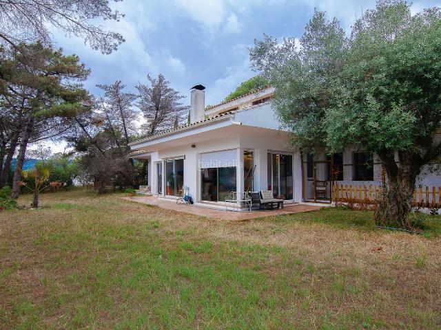 Casa en venta en Argentona, Argentona Est. Preciosa casa reformada en plena naturaleza a 2 minutos de Argentona y 10 minutos de Mataró y 20 min de Barcelona.Consta de un eno. Casas.