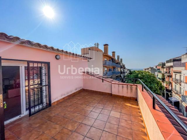 Casa en venta en Argentona, Nucli Urbà. Casa de cantonada en venda 6 hab. 4 banys Apartament independent Terrassa solàrium Centre dArgentona Zona CAP. Casas.