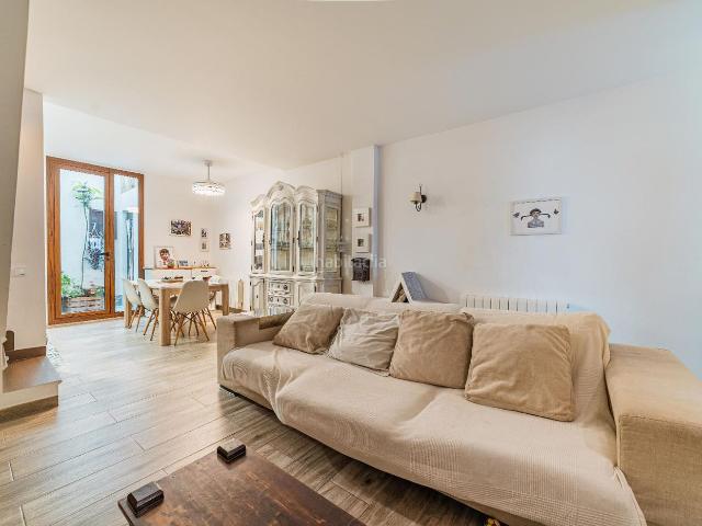 Casa en venta en Argentona, Nucli Urbà. Casa de pueblo reformada en Argentona luz, espacio y terraza. Casas.