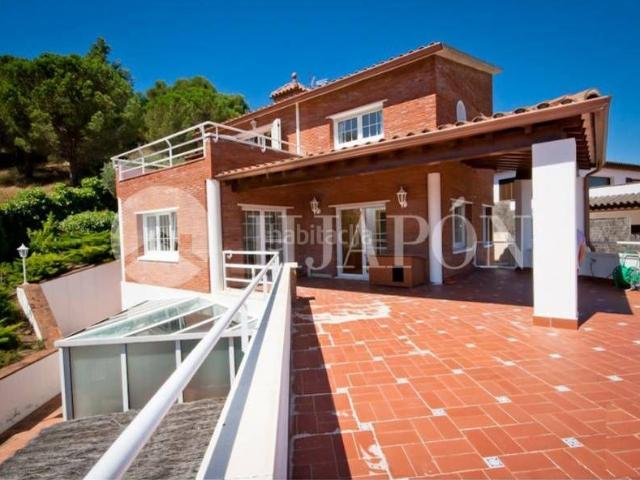 Casa en venta en Argentona, Nucli Urbà. Exclusiva vivienda de diseño con piscina interior y vistas al mar en Argentona. Casas.
