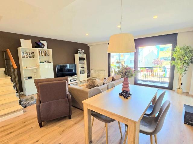 Casa en venta en Argentona, Nucli Urbà. Exclusiva casa adosada esquinera con estudio y terraza en Can Barrau. Casas.
