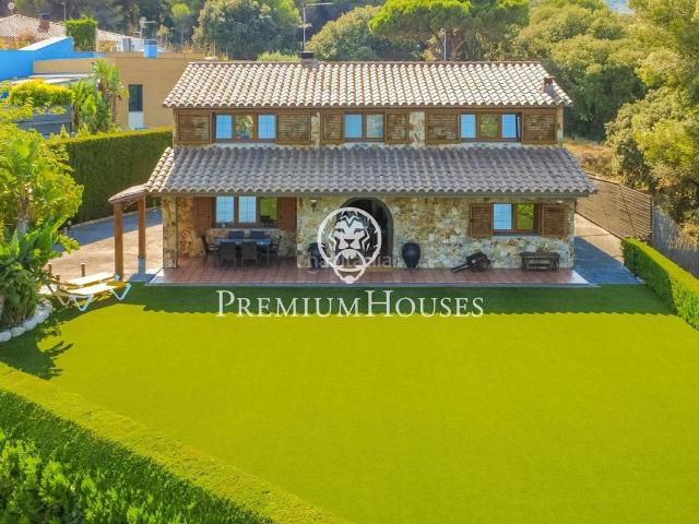 Casa en venta en Argentona, Nucli Urbà. Exclusiva propiedad con vistas al mar y a la montaña en Argentona. Casas.