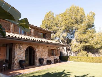 Casa en venta en Argentona, Nucli Urbà. Elegante casa familiar en Argentona con vistas al mar y privacidad. Casas.