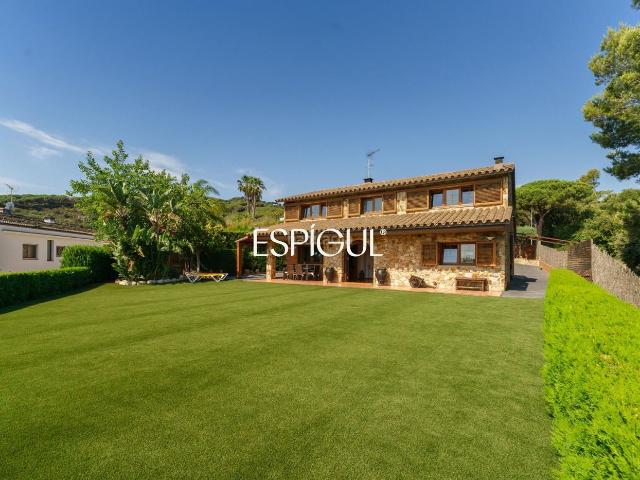 Casa en venta en Argentona, Nucli Urbà. Encantadora casa unifamiliar de estilo rústico en un entorno privilegiado de Argentona. Casas.