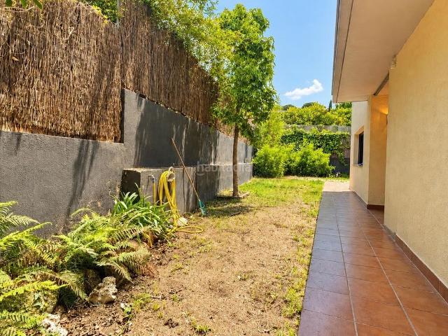 Casa en venta en Argentona, Nucli Urbà. ESPECTACULAR CASA ADOSADA ESQUINERA REFORMADA, CON JARDÍN PRIVADO Y AMPLIO GARAJE. Casas.