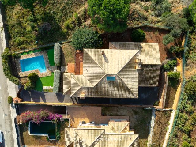 Casa en venta en Argentona, Nucli Urbà. Villa con vistas al mar y máxima privacidad a 35 minutos de Barcelona. Casas.