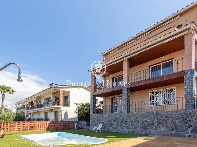 Casa en venta en Arenys de Mar, Centre. Casa independiente con piscina privada y vistas al mar en Arenys de Mar. Casas Arenys de.