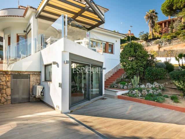 Casa en venta en Arenys de Mar, Urbanitzacions. Mirador exclusivo en Arenys de Mar Luz, mar y privacidad. Casas Arenys de.