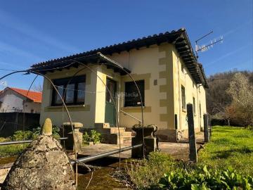 Casa en venta en Arenas de Iguña. Encanto a orillas del Besaya Amplia casa independiente con jardín en La Serna. Casas Arenas de.