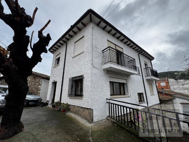 Casa en venta en Arenas de San Pedro. CASA DE PUEBLO DOS PLANTAS Y GARAJE INCLUIDO EN LA PARRA. Casas Arenas de San.