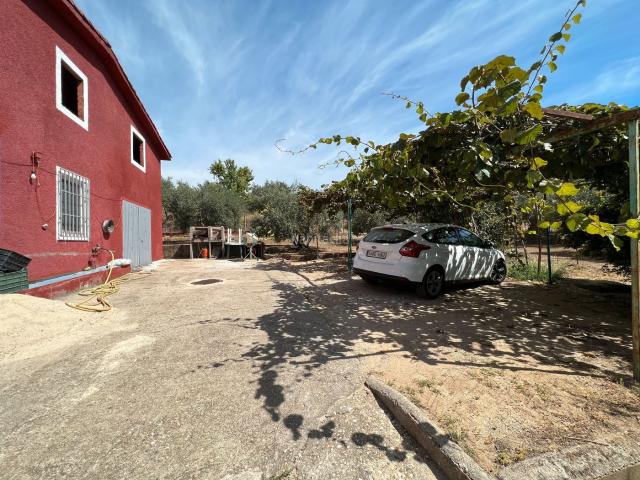 Casa en venta en Arenas de San Pedro. Se vende fantástica casa independiente de dos plantas en preciosa finca de más de 7300 metros cuadrados. Casas Arenas de San.