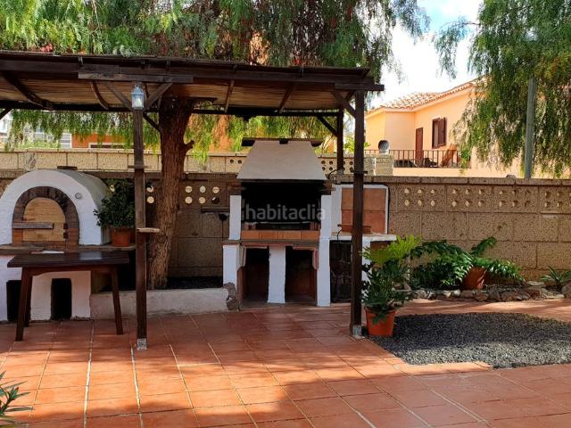 Casa en venta en Arona, Cho Parque de la Reina. Encantadora vivienda de dos plantas en esquina con gran jardín. Casas.