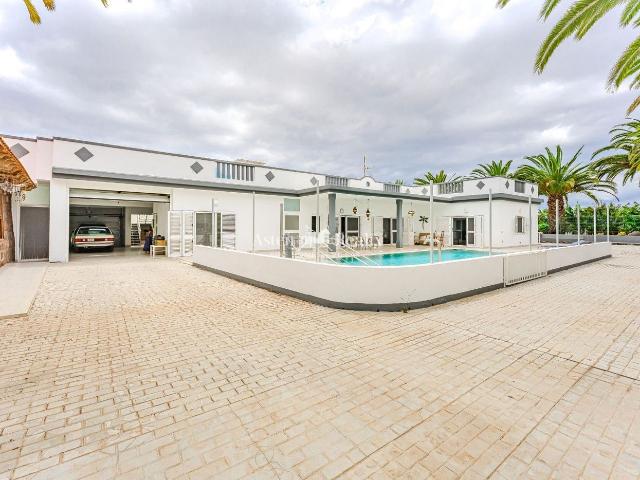 Casa en venta en Arona, Los Cristianos. en Guaza. Casas.