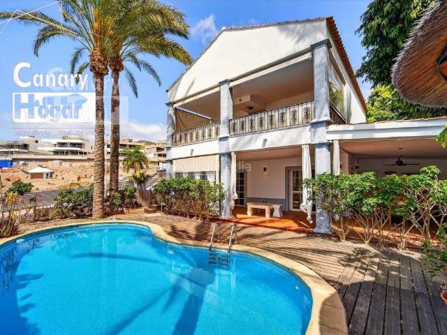 Casa en venta en Arona, Los Cristianos. EXCLUSIVA VILLA INDEPENDIENTE CON VISTAS AL MAR EN LOS CRISTIANOS. Casas.