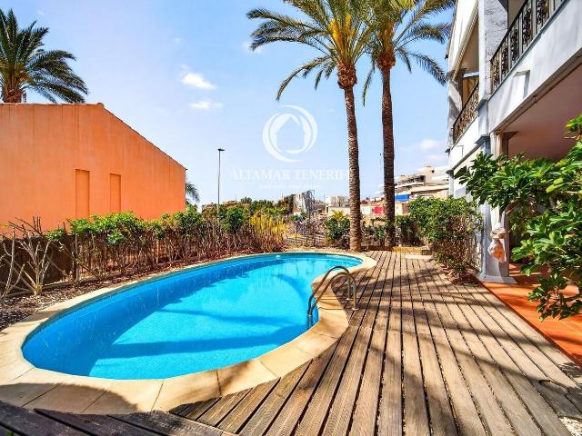 Casa en venta en Arona, Los Cristianos. Elegante Villa con Piscina en Los Cristianos. Casas.
