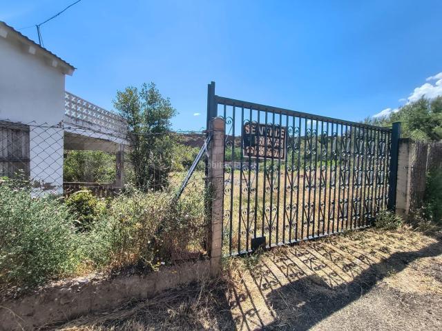 Casa en venta en Arnedo. Finca en venta en una ubicación privilegiada de Arnedo, junto a la Vía Verde y muy cerca del centro. Dispone de vivienda con 25 m. Casas.