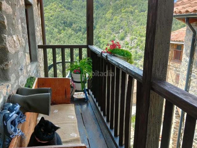 Casa en venta en Arsèguel. Casa con 2 viviendas independientes, ambas con licencia turística vigente, 2 trasteros y una singular cueva natural. Casas.