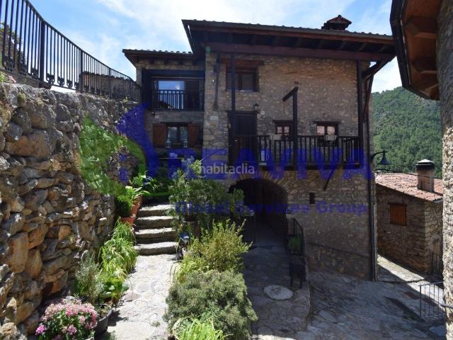 Casa en venta en Arsèguel. Casa reformada con 2 apartamentos independientes en Arseguel Ideal inversión o vivienda familiar. Casas.