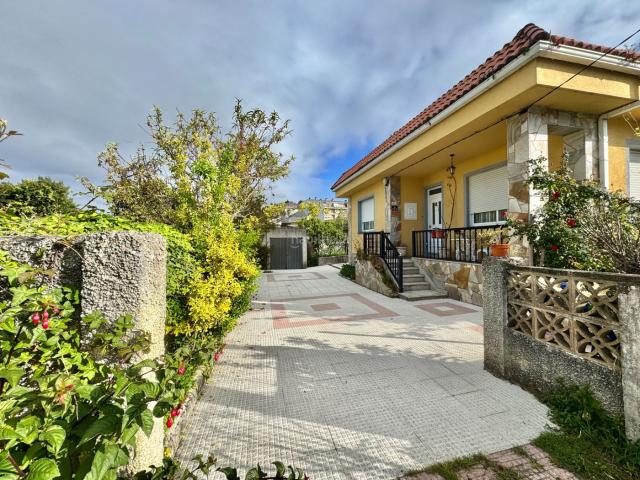 Casa en venta en Arteixo, Oseiro. ¡AMPLIA Casa independiente con terreno en pleno VILLARRODÍS!. Casas.
