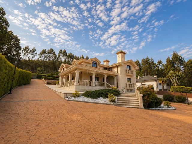 Casa en venta en Arteixo, Oseiro. Chalet exclusivo con piscina privada y máxima privacidad en Arteixo. Casas.