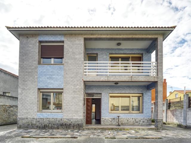 Casa en venta en Arteixo, Oseiro. ESPACIO, LUZ, VENTILACIÓN, COMUNICACIONES Y PROXIMIDAD A TODOS LOS SERVICIOS. Casas.