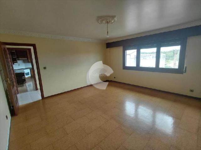 Casa en venta en Arteixo, Suevos. Se ofrece esta amplia vivienda unifamiliar con una superficie de 240,2 m útiles, asentada sobre una parcela de 561 m, distribuida. Casas.