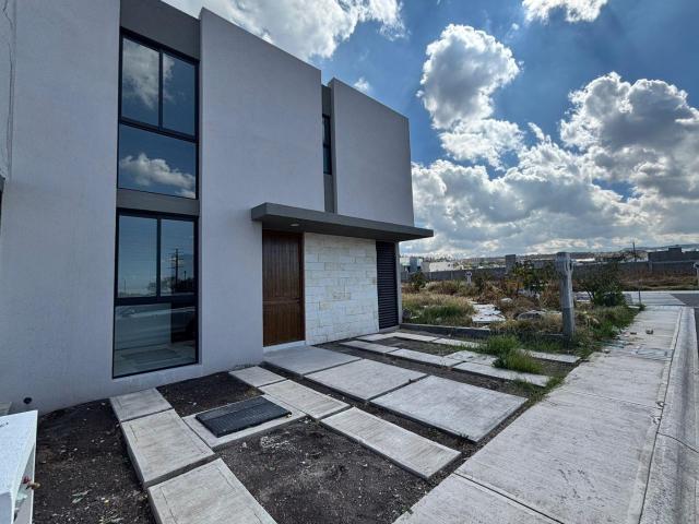 Casa en venta en Artelia Residencial, Corregidora, Quer?taro Con Rec?mara en Planta Baja