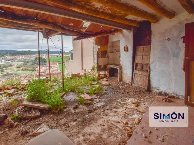 Casa en venta en Artés. Casa con parcela de 264m, fabulosas vistas, gran jardín, y sótano para empezar tu proyecto de 0. Casas.