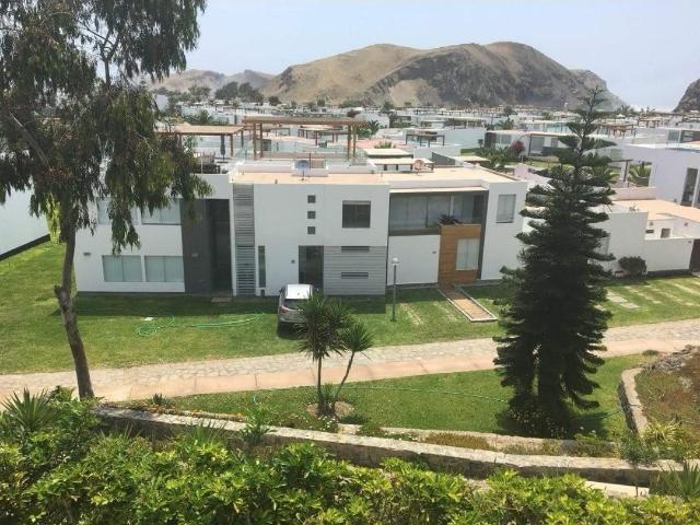 Casa en venta en Asia a $285,000