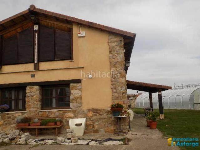 Casa en venta en Astorga. Estupendo chalet con finca y piscina cubierta. Casas.