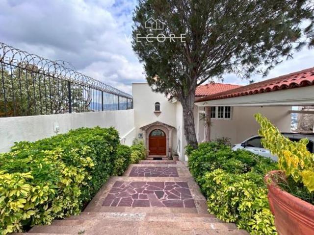 CASA EN VENTA EN BUGAMBILIAS, ZAPOPAN