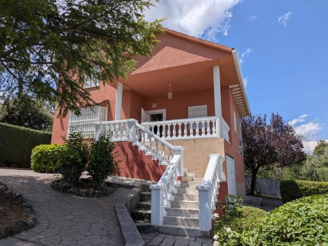 Casa en venta en Buitrago del Lozoya. Chalet independiente con parcela de 708 m, jardín consolidado y vistas a la Sierra de Guadarrama. Casas Buitrago del.