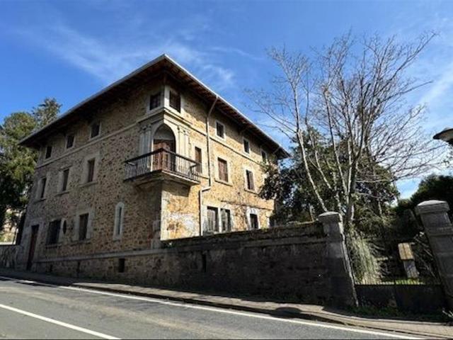 Casa en venta en Busturia. CASERON CON 2500m2 DE SOLAR PARA REFORMAR COMPLETAMENTE EN URDAIBAI. Casas.