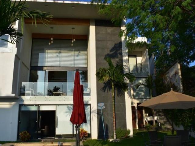 Casa en venta en Burgos Bugambilias/moderna con alberca y salón de juegos en venta