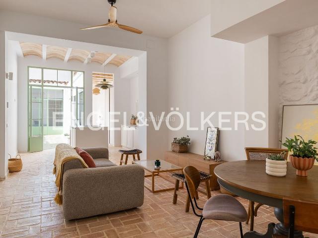 Casa en venta en Burjassot, El Castell. Magnífica casa con piscina en el centro de Burjassot. Casas.